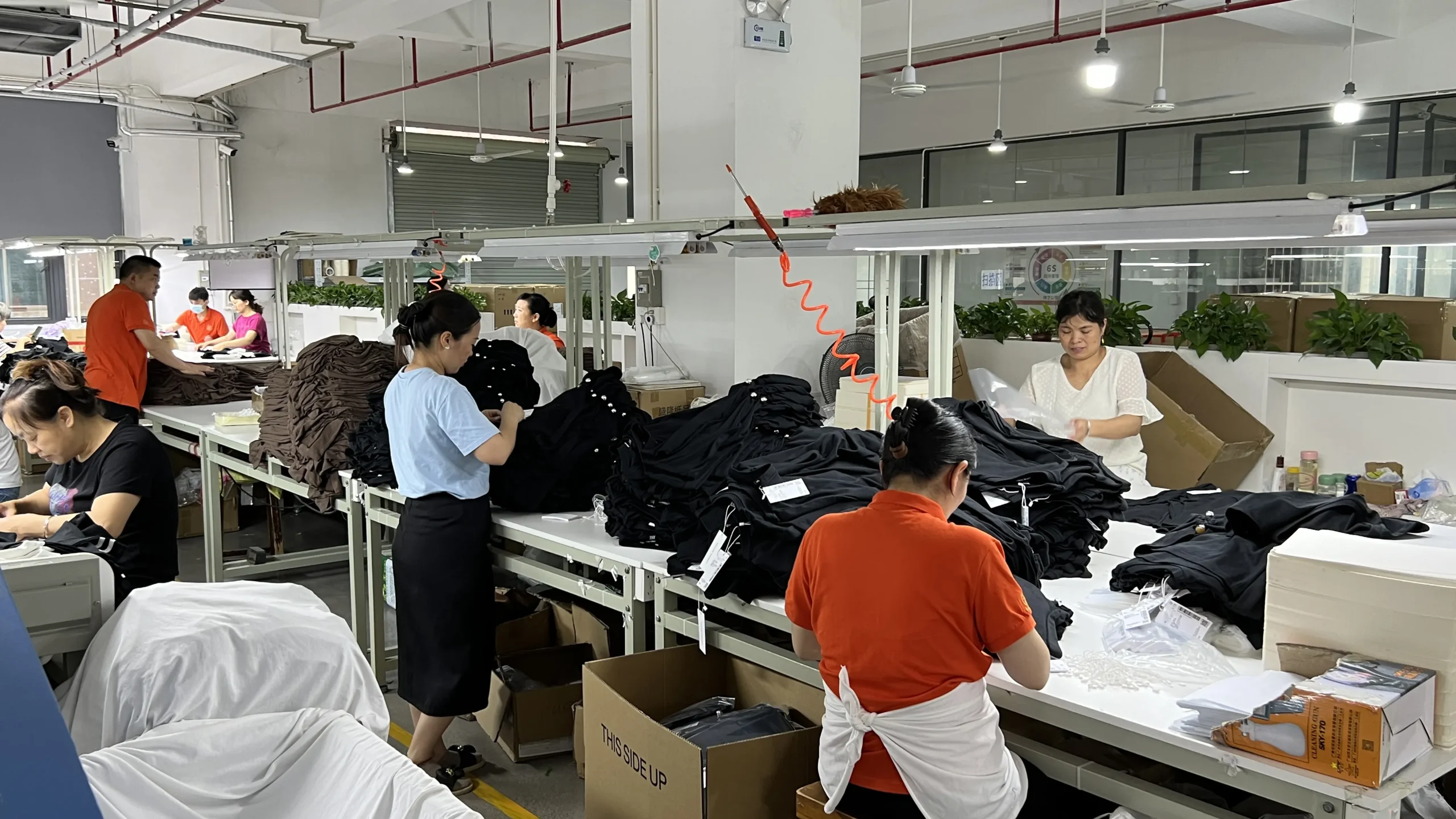 Contact Us 9 The workers are conducting quality inspection on the products.