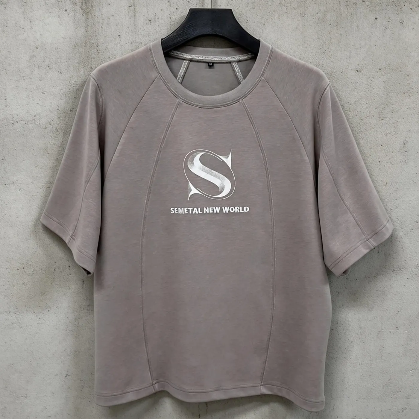 Hanging front display of the print and embroidery private label streetwear t-shirt