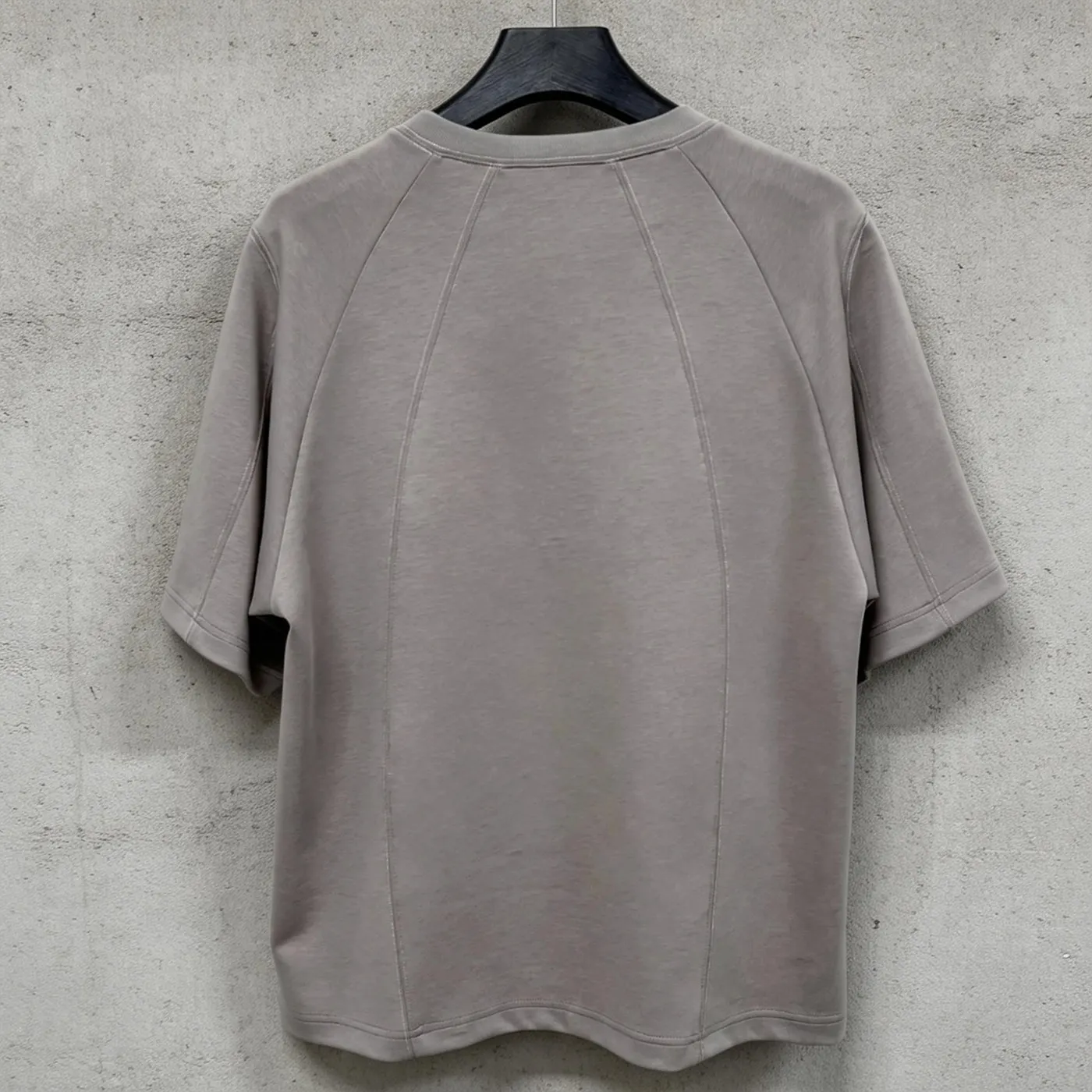 Hanging back view of the custom cut and sew streetwear t-shirt manufactured by Qianshiwear